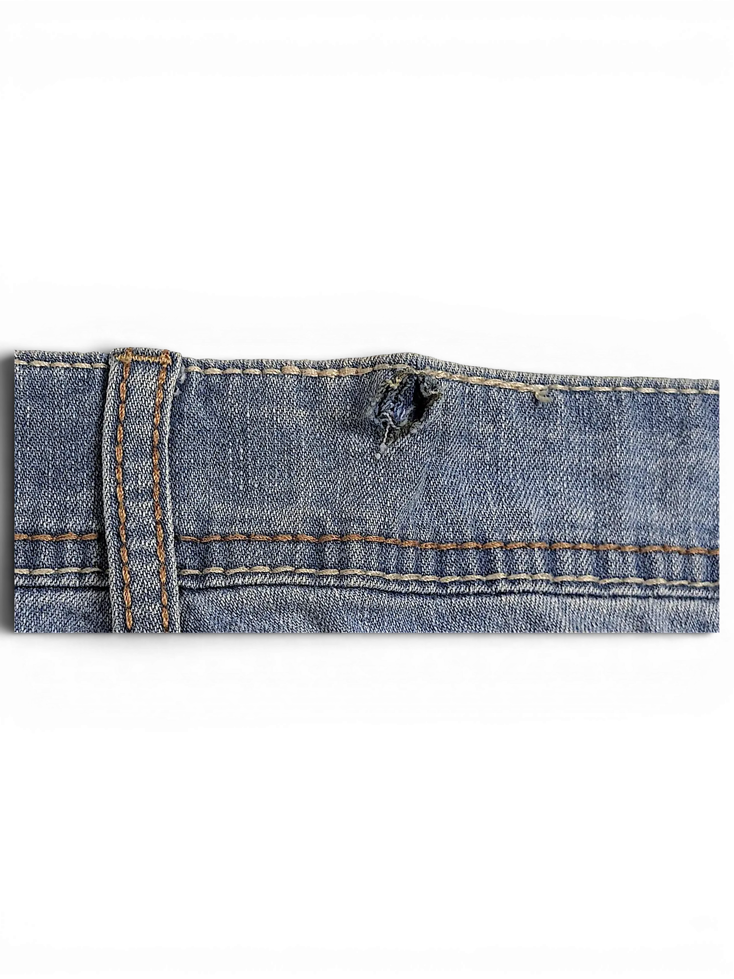 JAKE & IPI l.e.i. Taylor lowrise skinny jeans in blue denim with a small fabric tear on the waistband
