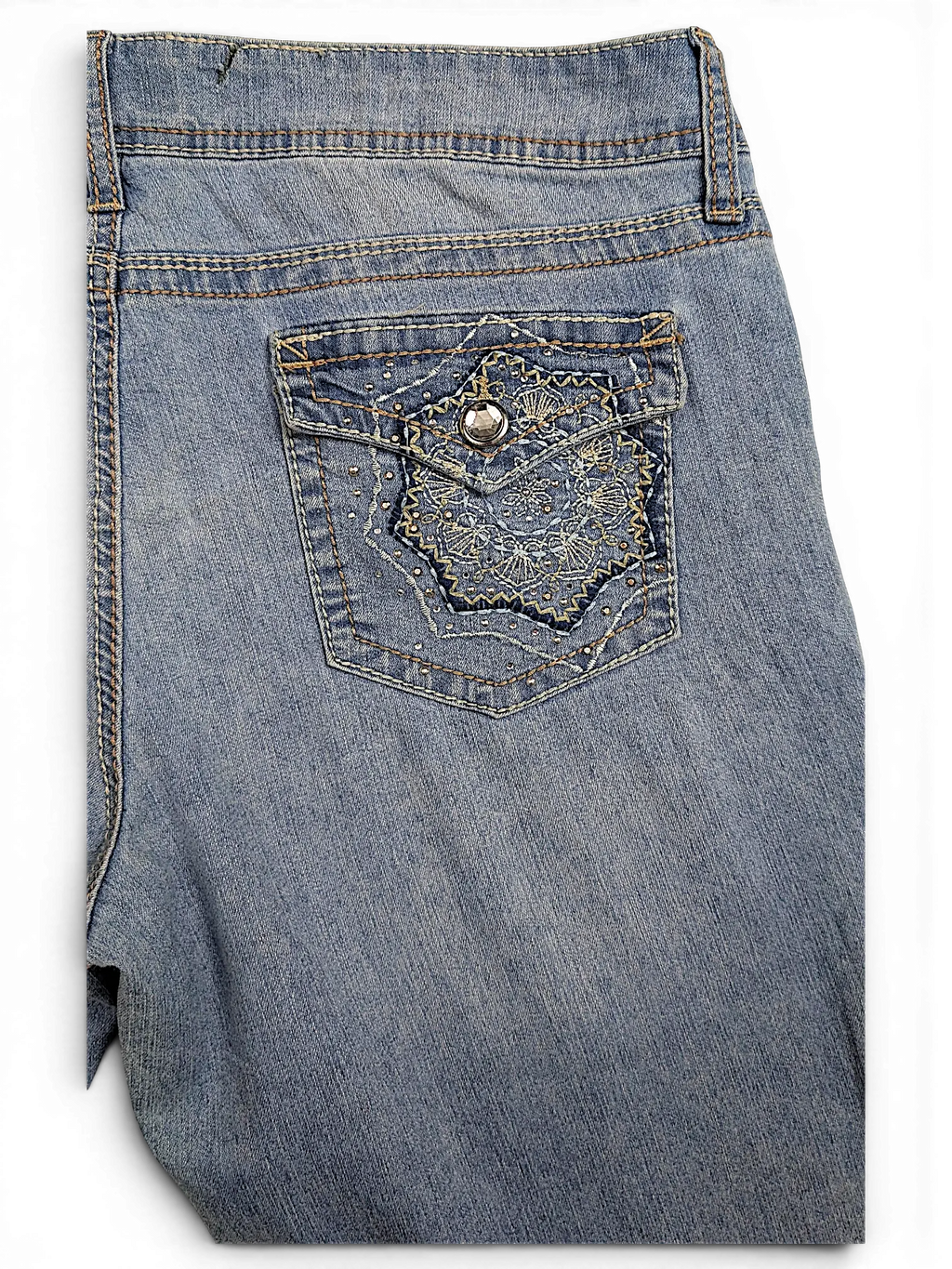 JAKE & IPI l.e.i. Taylor lowrise skinny jeans in light wash denim with embroidered floral back pocket detail