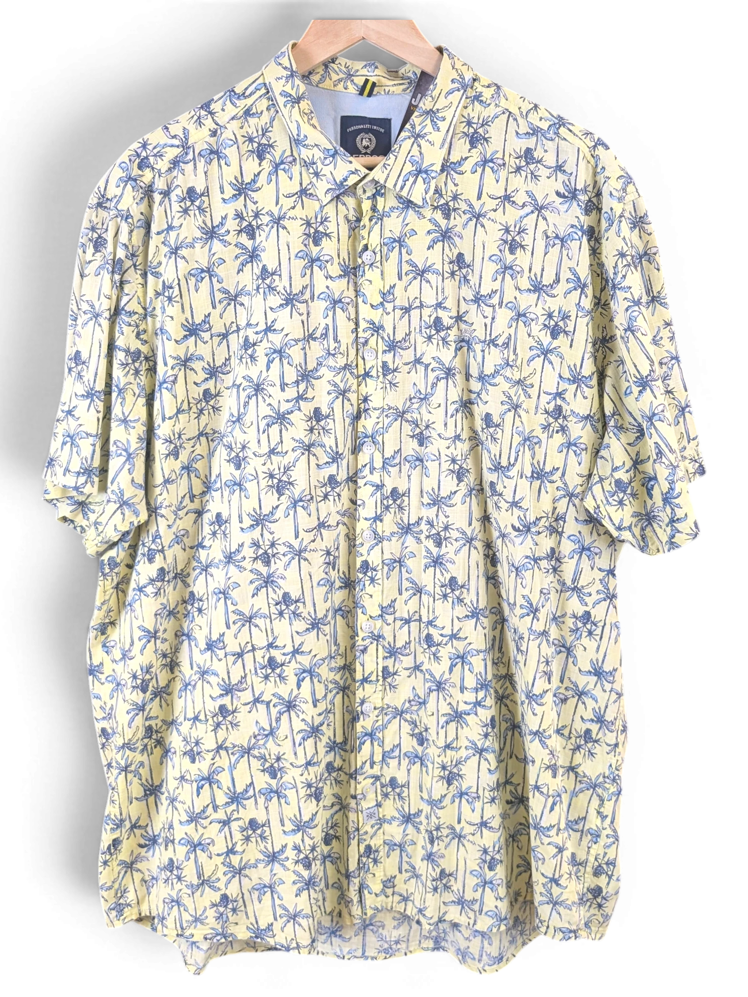 JAKE & IPI Lerros short-sleeve Hawaiian shirt in pale yellow with a blue palm tree print and button-down collar.