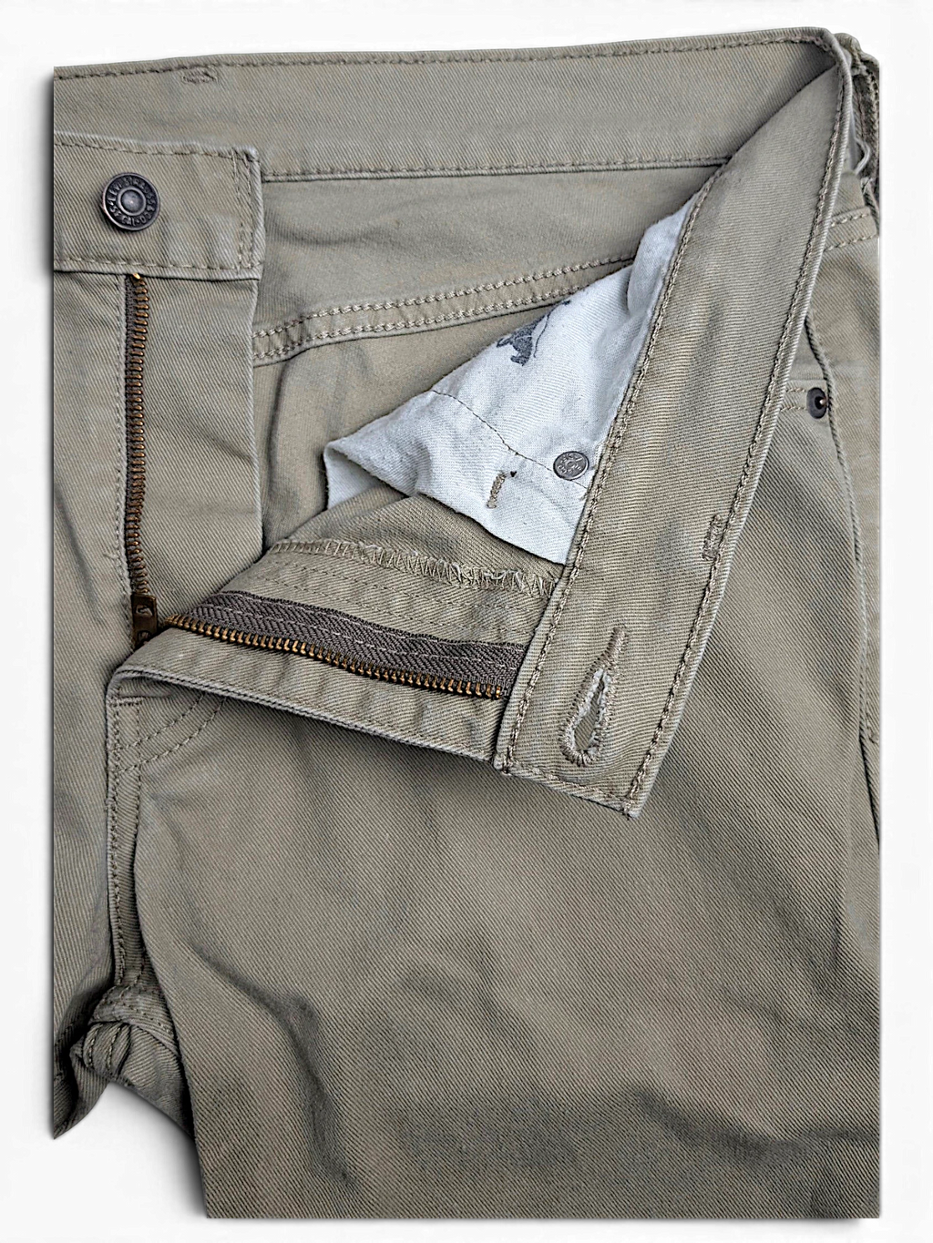 JAKE & IPI pre-owned Levi’s 511 slim fit beige stretch denim jeans featuring a classic zip fly and button closure.