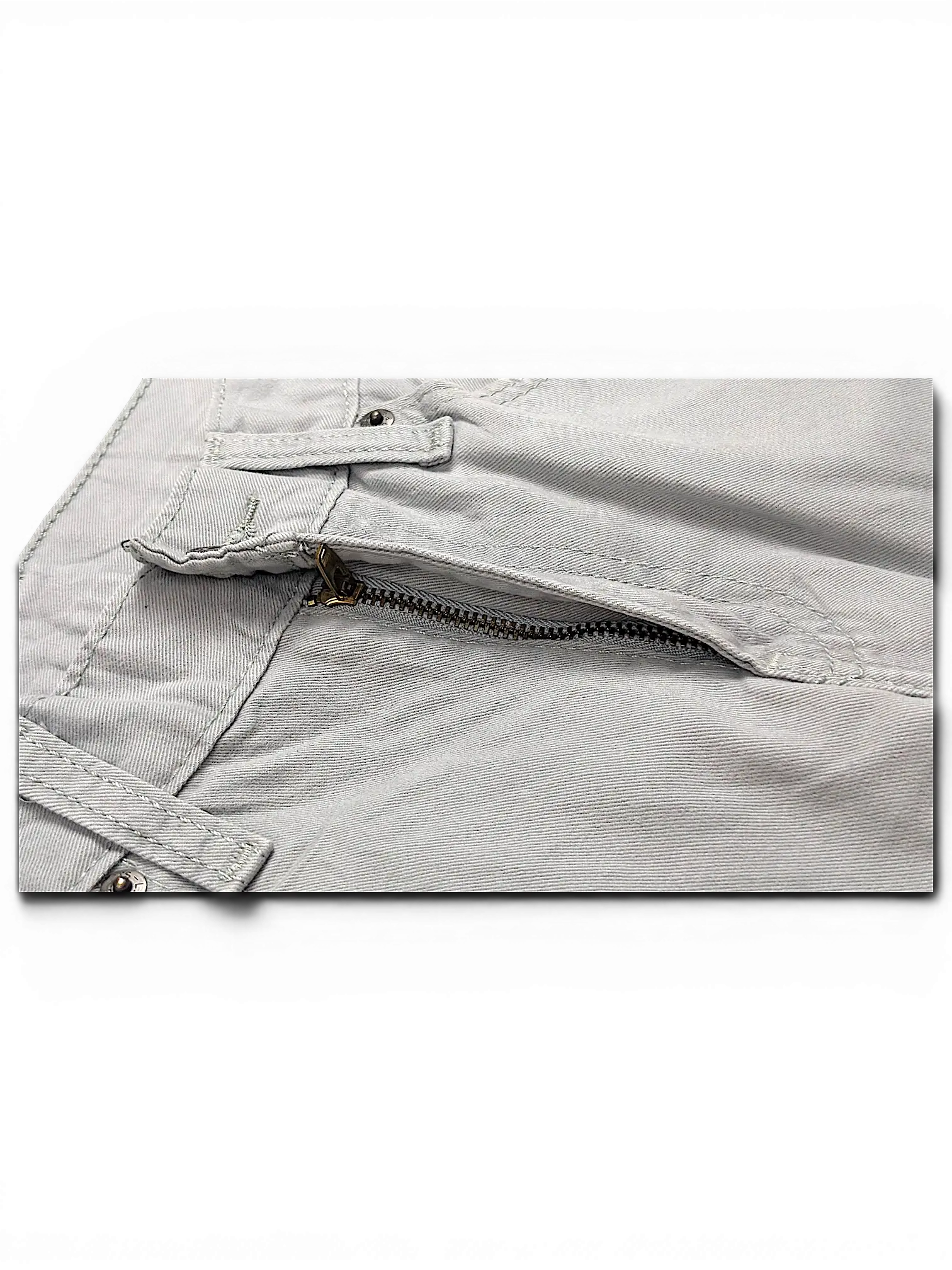 Close-up of JAKE & IPI Levi's 511 chino pants featuring a grey cotton fabric and metal zipper fly detail.