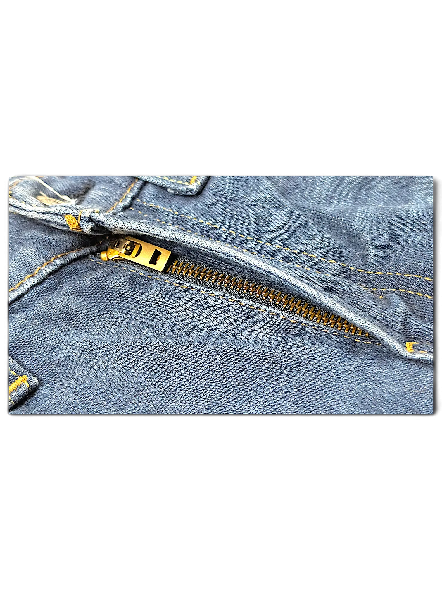 Close-up of the metal zipper and blue denim fabric of Levi's 514 jeans from JAKE & IPI