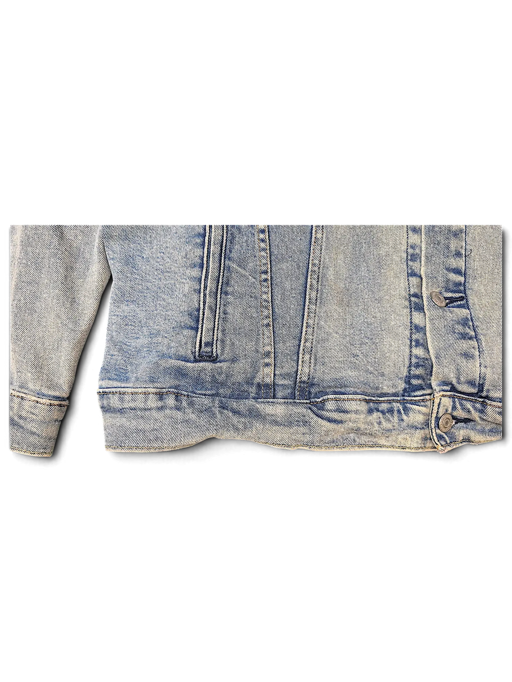 JAKE & IPI Levi's 5198 light wash blue denim jacket featuring classic metal button closure and side pockets