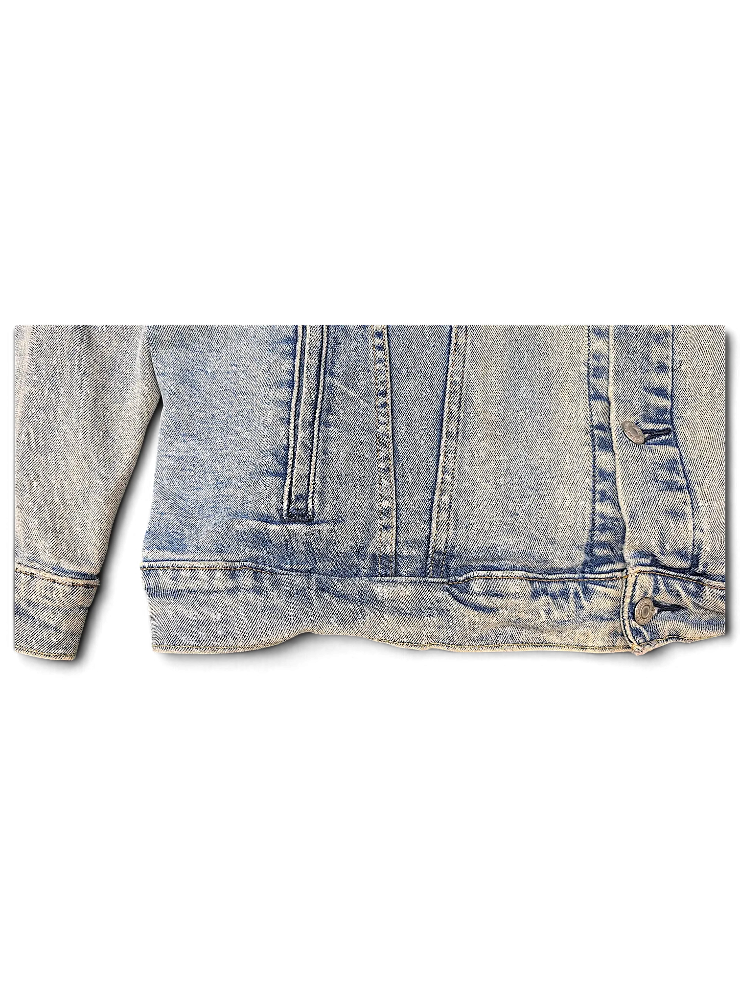 JAKE & IPI Levi's 5198 light wash blue denim jacket featuring classic metal button closure and side pockets