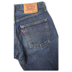 JAKE & IPI Levi's 555 siniset farkut, klassinen nahkainen takamerkki ja taskun tunnusomainen punainen lippu.