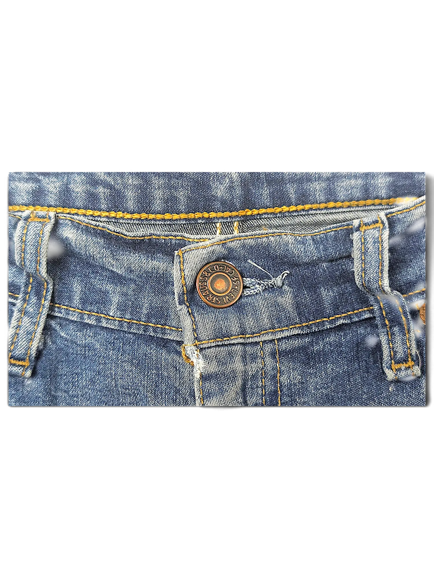 JAKE & IPI Levi's 584 87 blue denim jeans featuring a classic metal button closure and contrast stitching