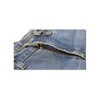 JAKE & IPI Levi's 584 87 siniset farkut, lähikuva metallisesta vetoketjuhalkiosta ja vyötäröstä.