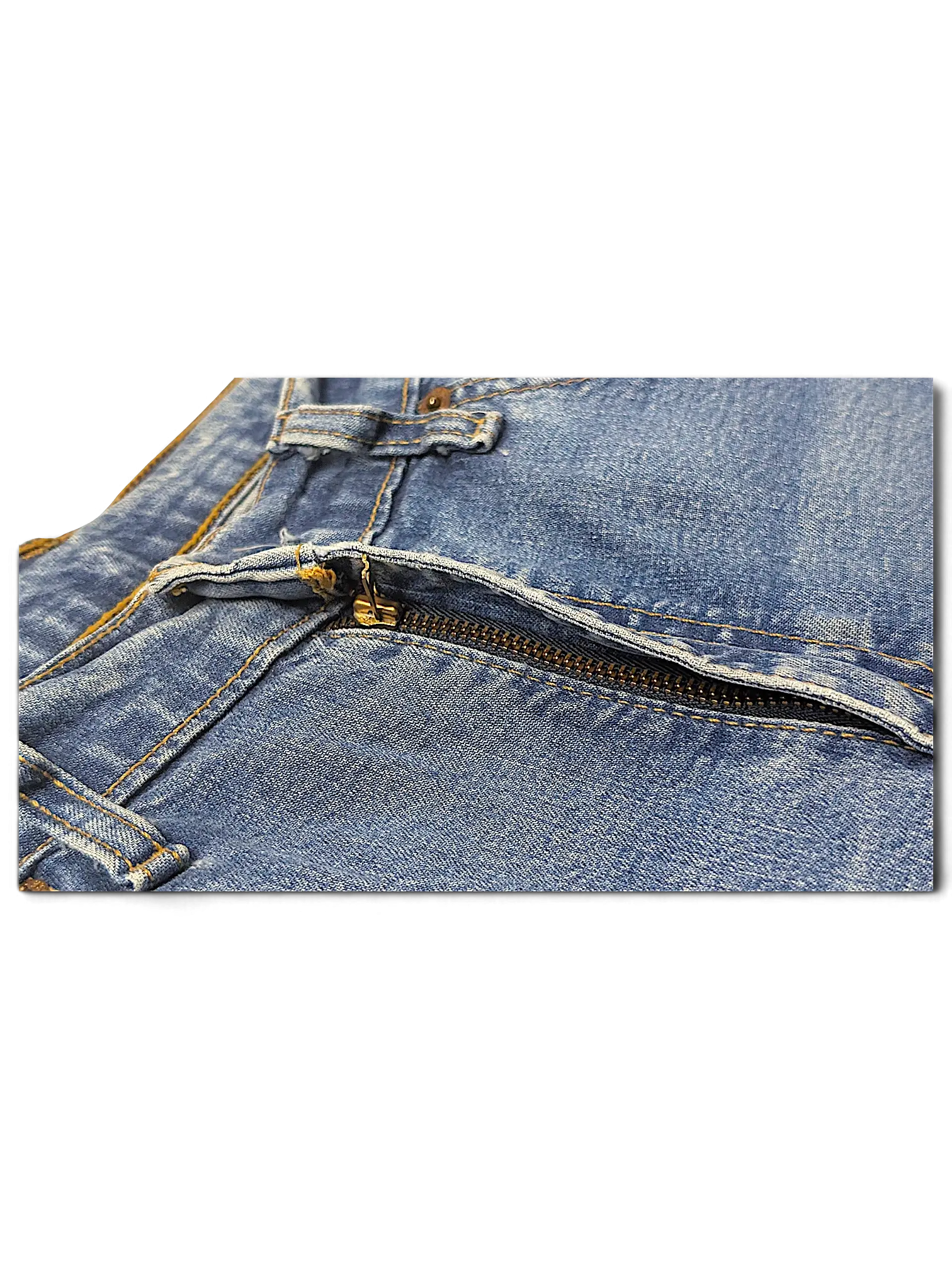 JAKE & IPI Levi's 584 87 blue denim jeans featuring a close-up of the metal zipper fly and waistband detail.