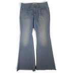 JAKE & IPI Levi's 726 flare -farkut vaaleansinistä denimiä, leikkaamaton helma ja klassinen viisitaskumalli.