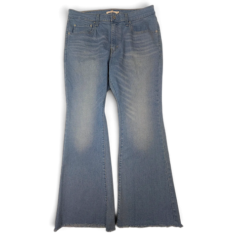 JAKE & IPI Levi's 726 flare -farkut vaaleansinistä denimiä, leikkaamaton helma ja klassinen viisitaskumalli.