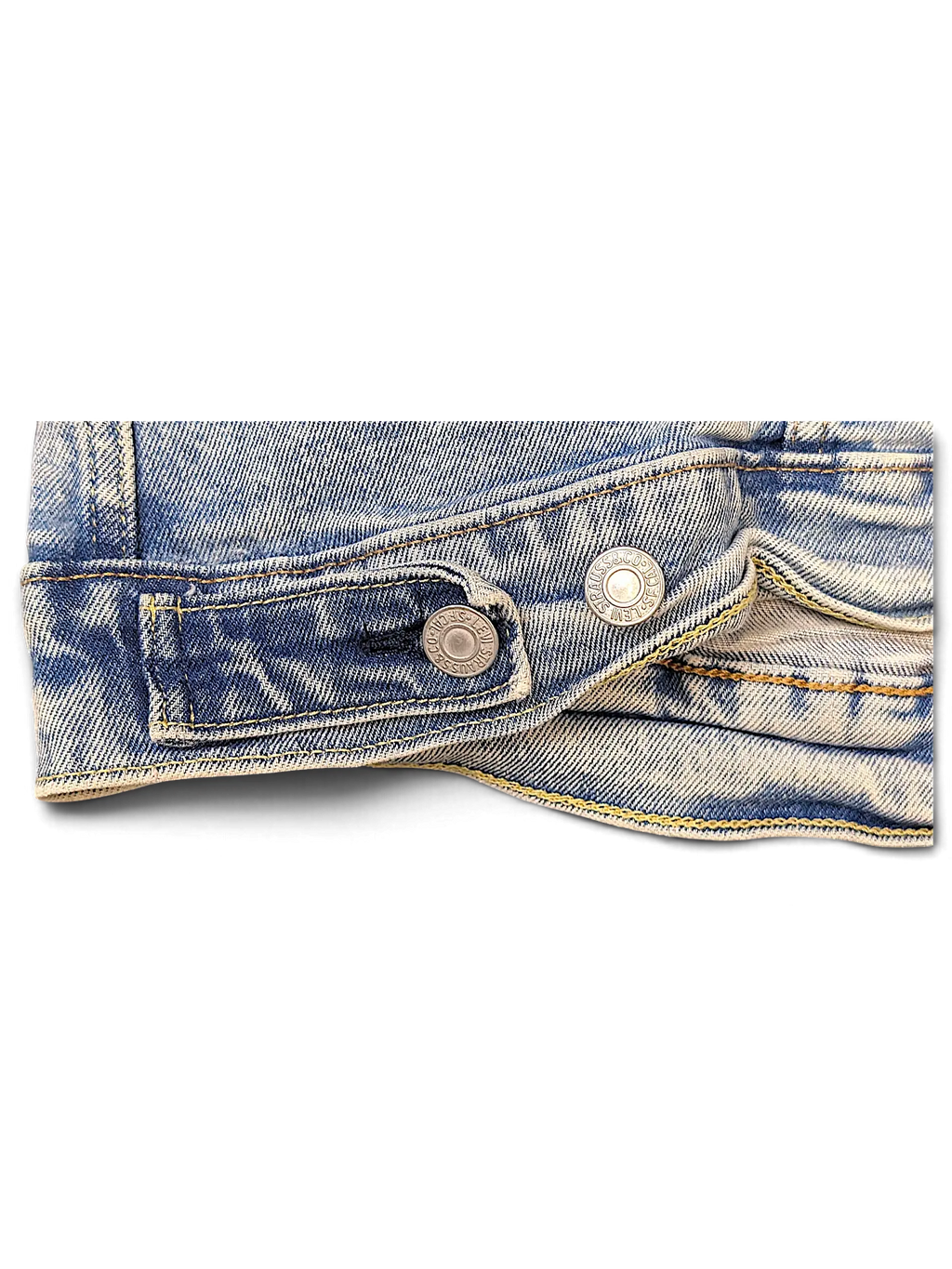 JAKE & IPI Levi's 5198 light wash denim jacket hem detail featuring branded metal buttons and contrast stitching.