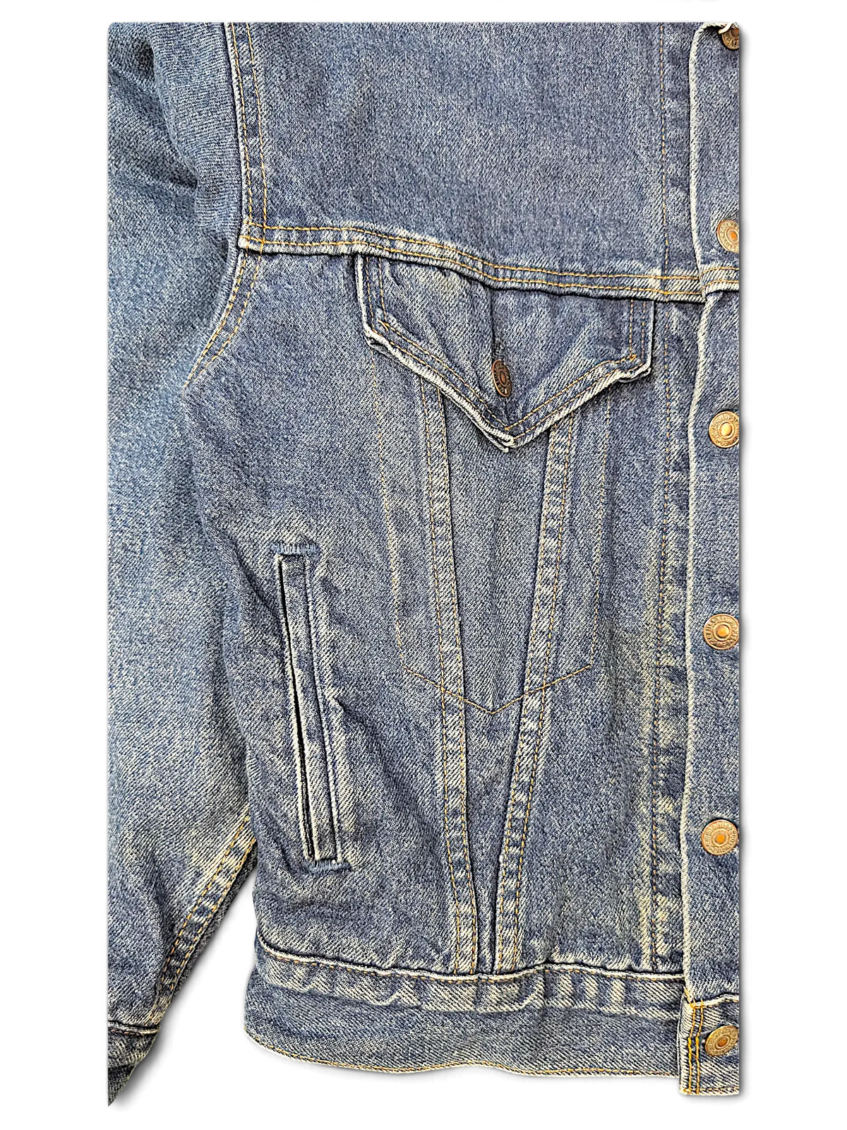 JAKE & IPI Levi's blue denim jacket with quilted lining, featuring classic chest pockets and metal button closure.