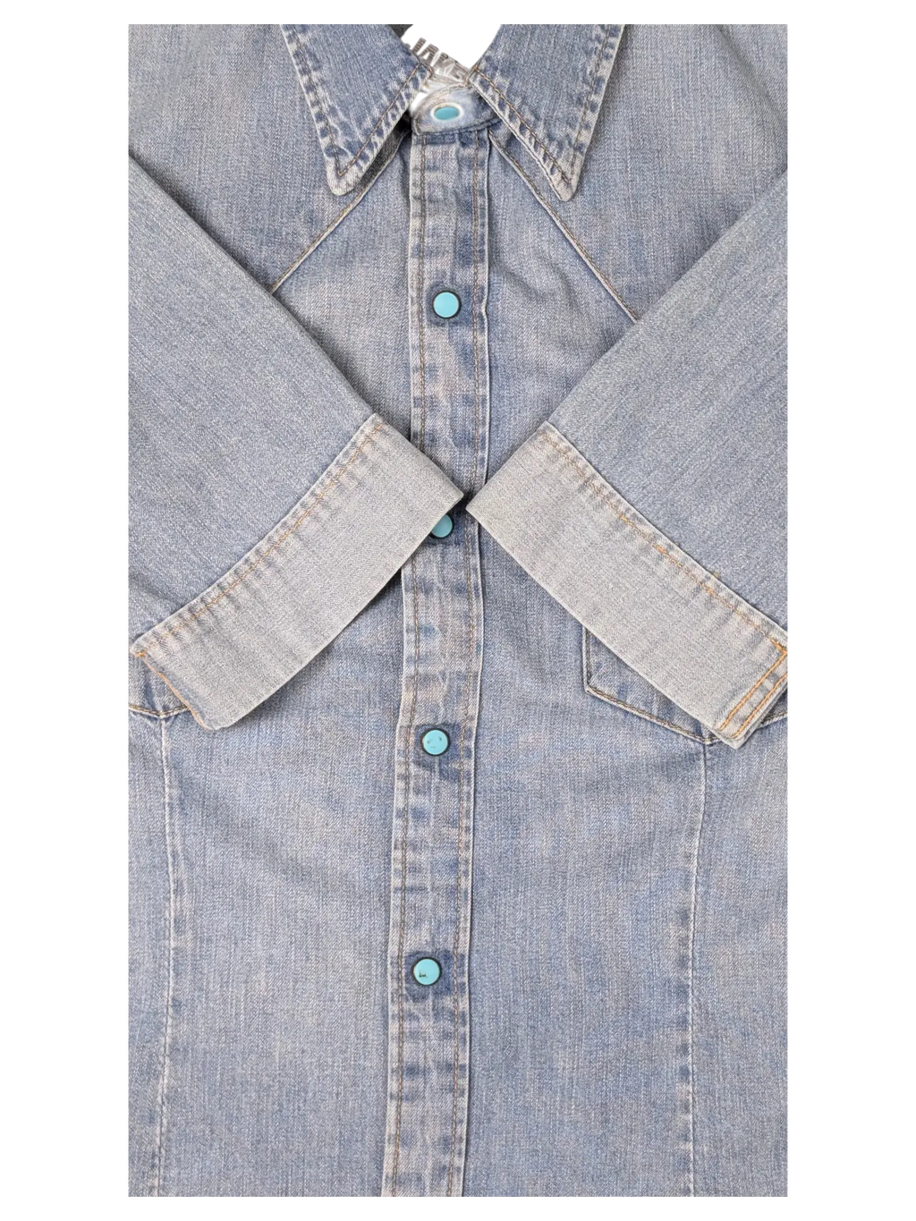 JAKE & IPI pre-owned Levi's light blue denim western shirt with turquoise snap buttons and cuffed short sleeves.