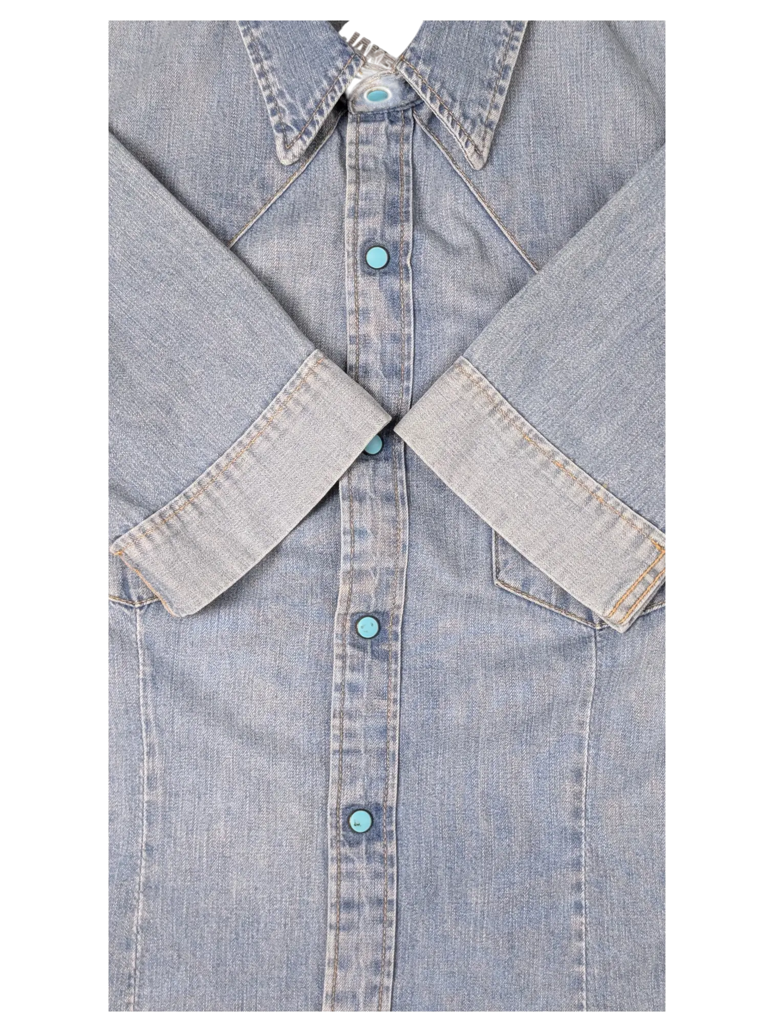 JAKE & IPI pre-owned Levi's light blue denim western shirt with turquoise snap buttons and cuffed short sleeves.