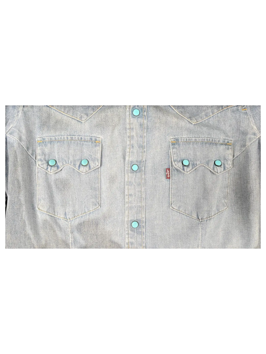 JAKE & IPI pre-owned Levi's light blue denim western shirt featuring turquoise snap buttons and two chest pockets.