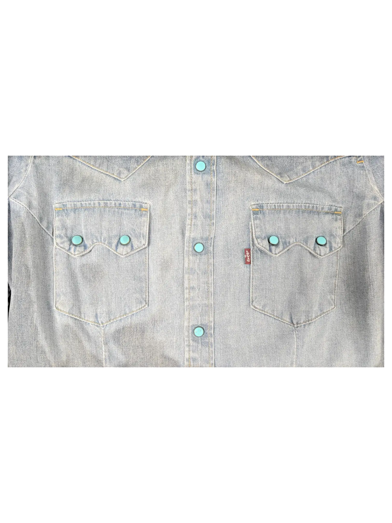 JAKE & IPI pre-owned Levi's light blue denim western shirt featuring turquoise snap buttons and two chest pockets.