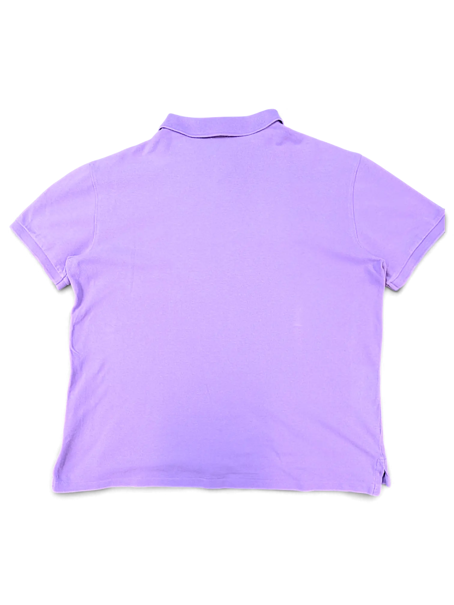 Back view of a JAKE & IPI lilac polo shirt featuring a classic collar and short sleeves on a white background.