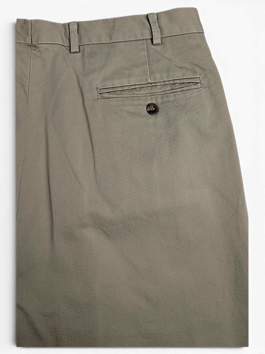 JAKE & IPI L.L.Bean beige pleated chinos featuring a rear buttoned welt pocket and classic cotton twill fabric.