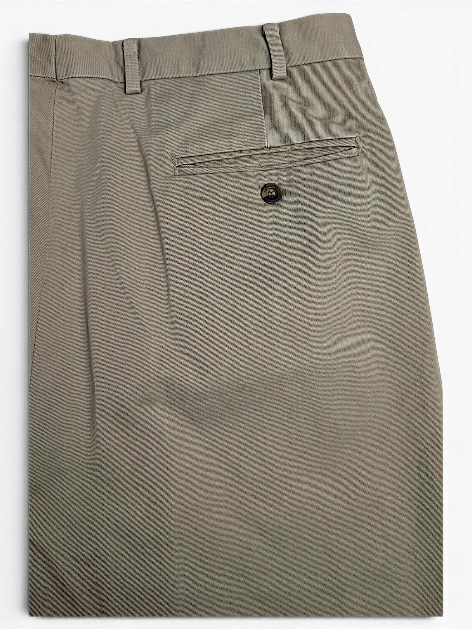 JAKE & IPI L.L.Bean beige pleated chinos featuring a rear buttoned welt pocket and classic cotton twill fabric.