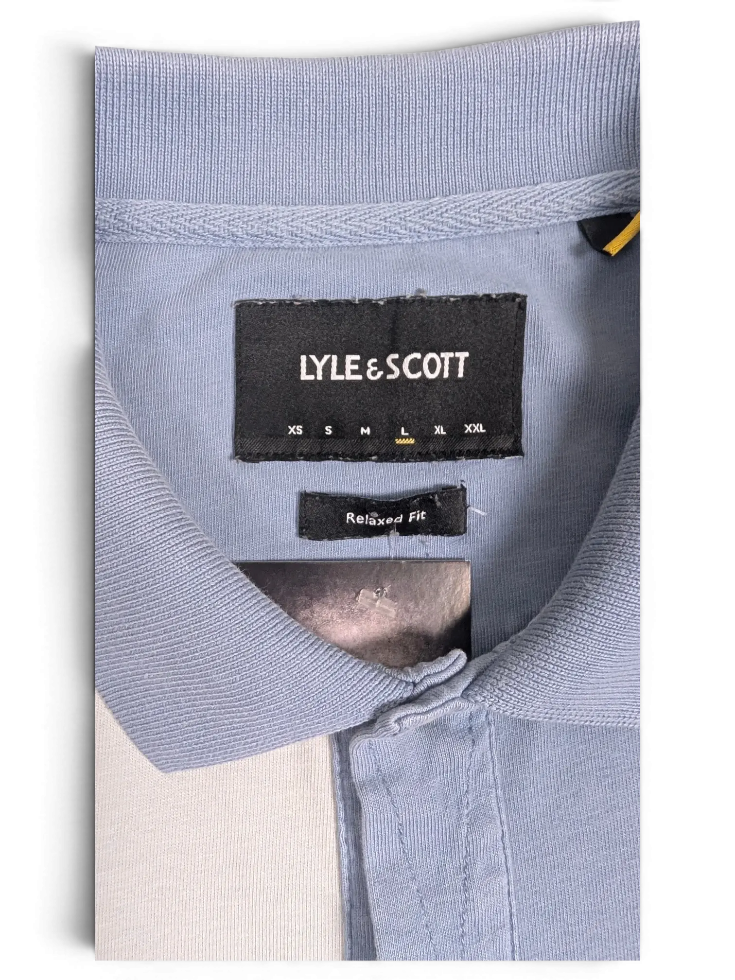 JAKE & IPI pre-owned Lyle & Scott color block polo shirt in light blue, navy, and cream with relaxed fit label.
