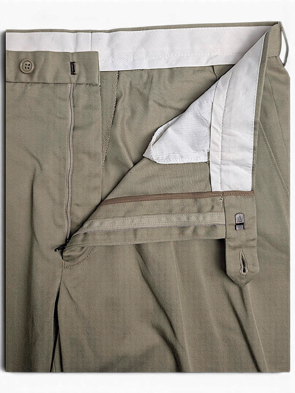JAKE & IPI pre-owned Marks & Spencer beige cotton-blend pleated trousers with a zip fly and button closure.