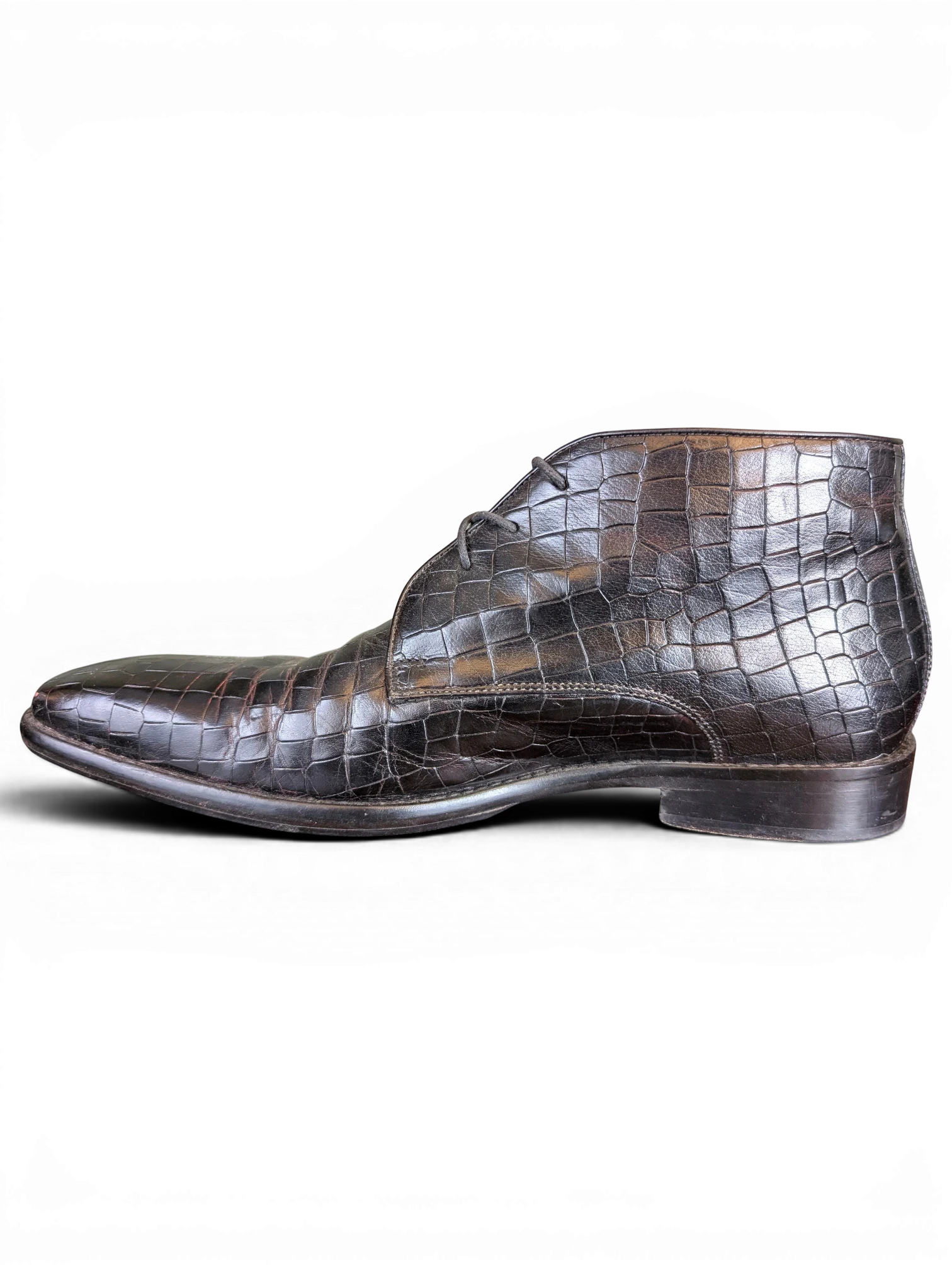 JAKE & IPI Melvin & Hamilton dark brown ankle boots featuring a crocodile-embossed leather finish and side profile.