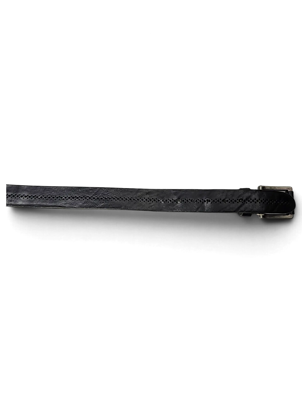 JAKE & IPI Pepe Jeans black leather belt with a textured finish and a silver metal buckle on a black background