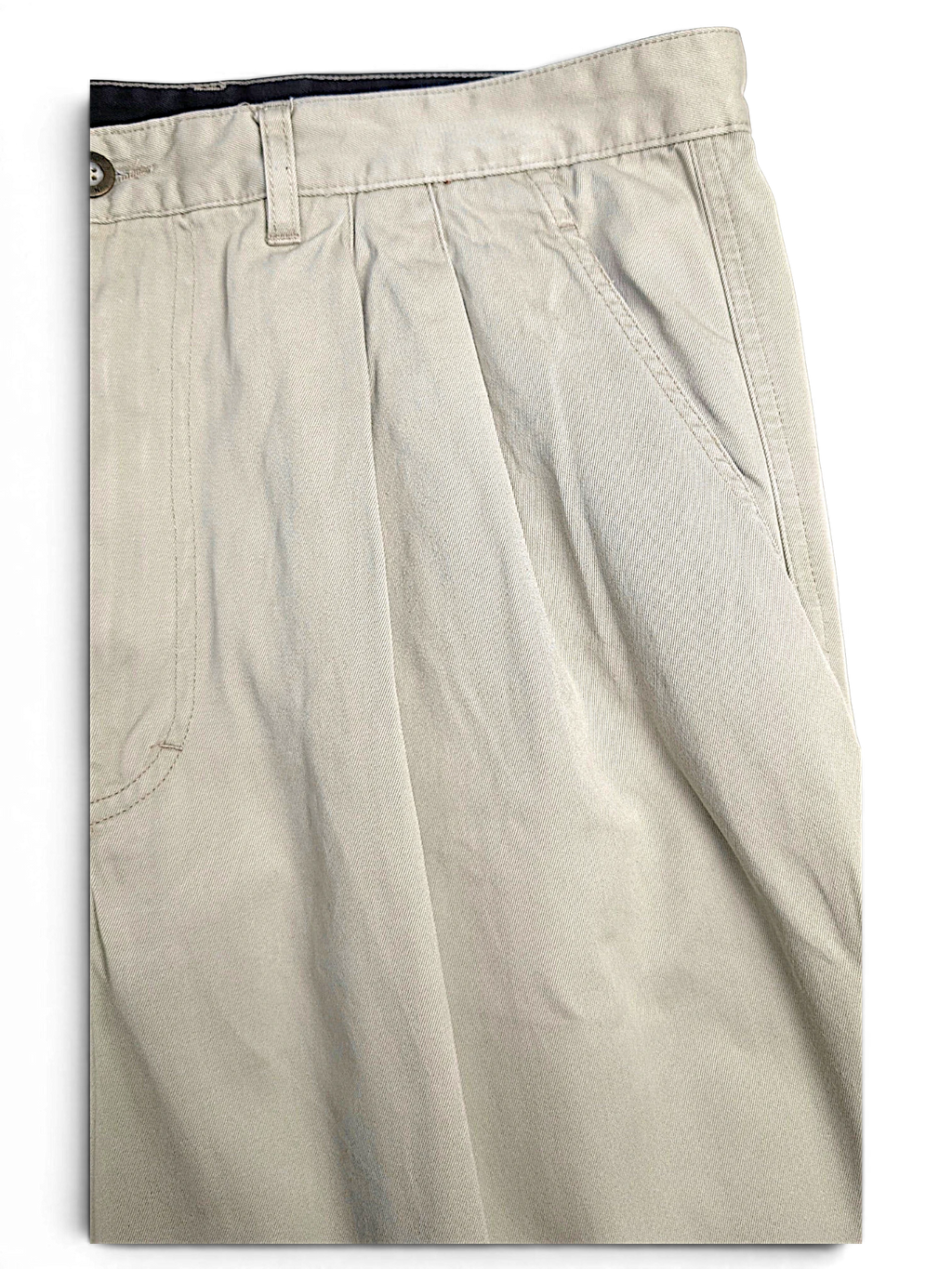 JAKE & IPI pre-owned Portobello’s beige pleated trousers featuring double front pleats and a straight leg fit.