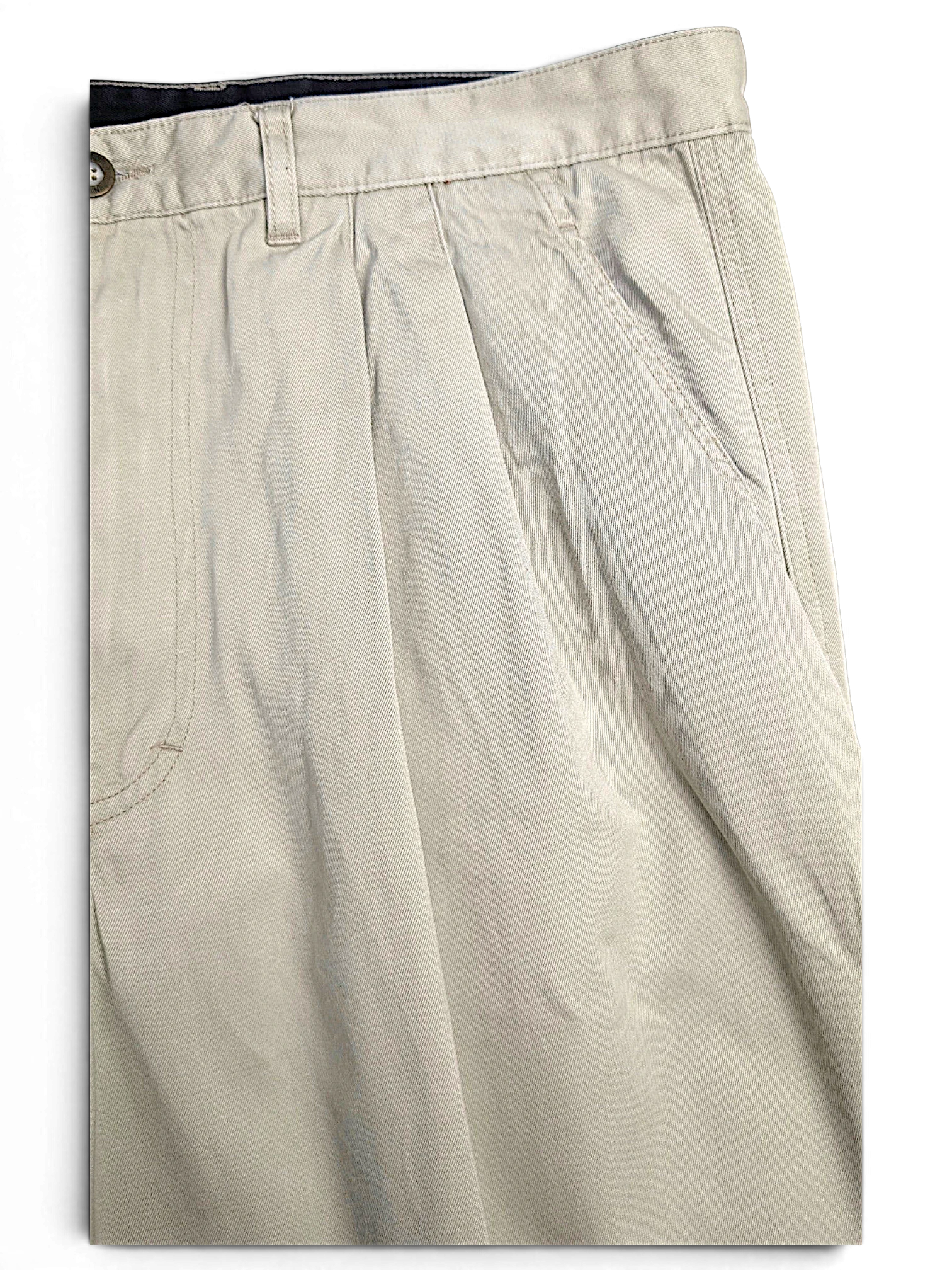 JAKE & IPI pre-owned Portobello’s beige pleated trousers featuring double front pleats and a straight leg fit.