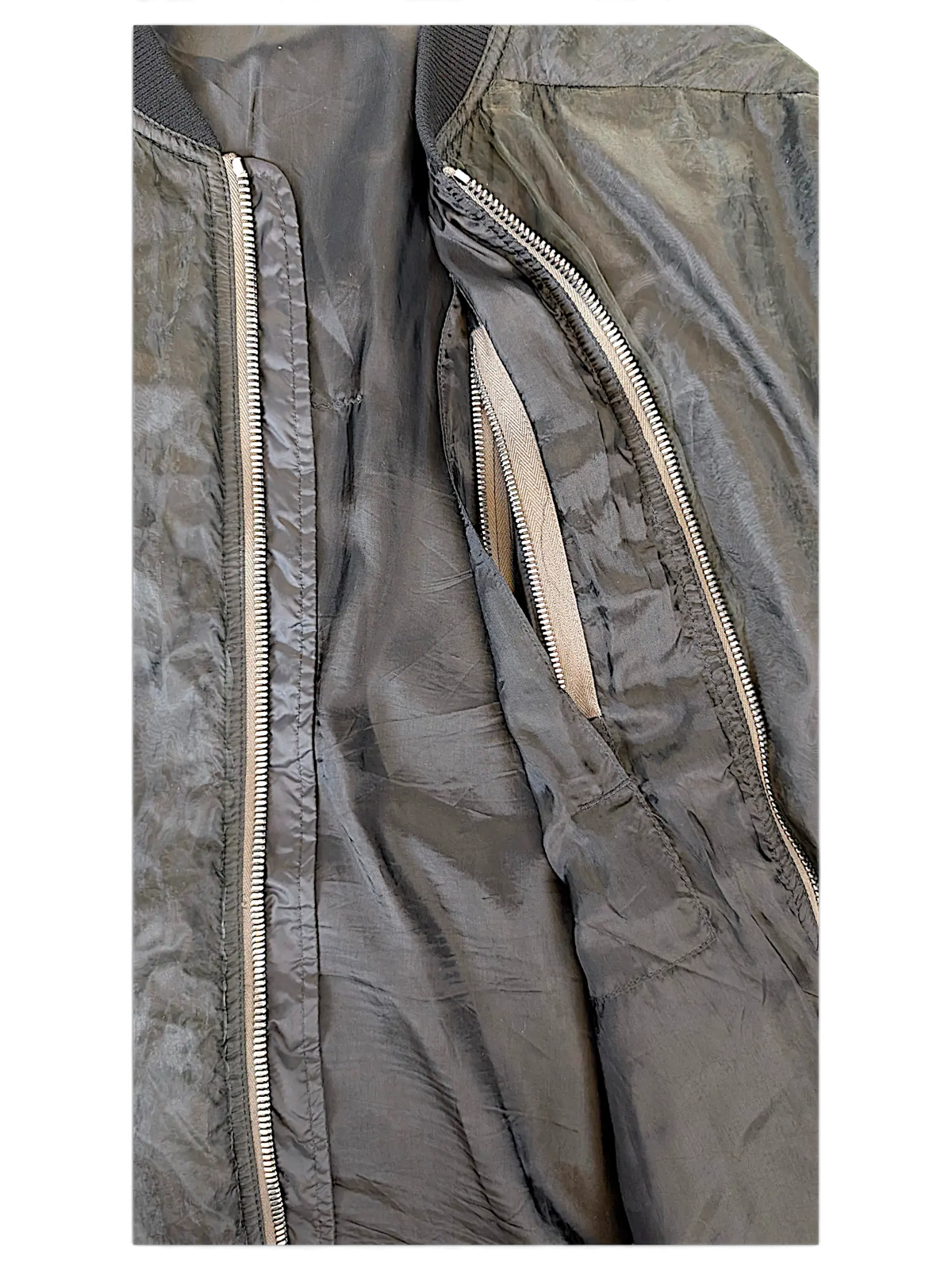 JAKE & IPI Rick Owens black bomber jacket featuring a crinkled texture and silver zipper details.