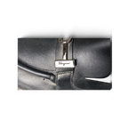 JAKE & IPI mustat nahkaiset Salvatore Ferragamo -loaferit, päällisessä hopeanvärinen metallikoriste.