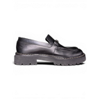 JAKE & IPI mustat nahkaiset Salvatore Ferragamo -loaferit metalliosilla ja paksulla karkeakuvioisella kumipohjalla.