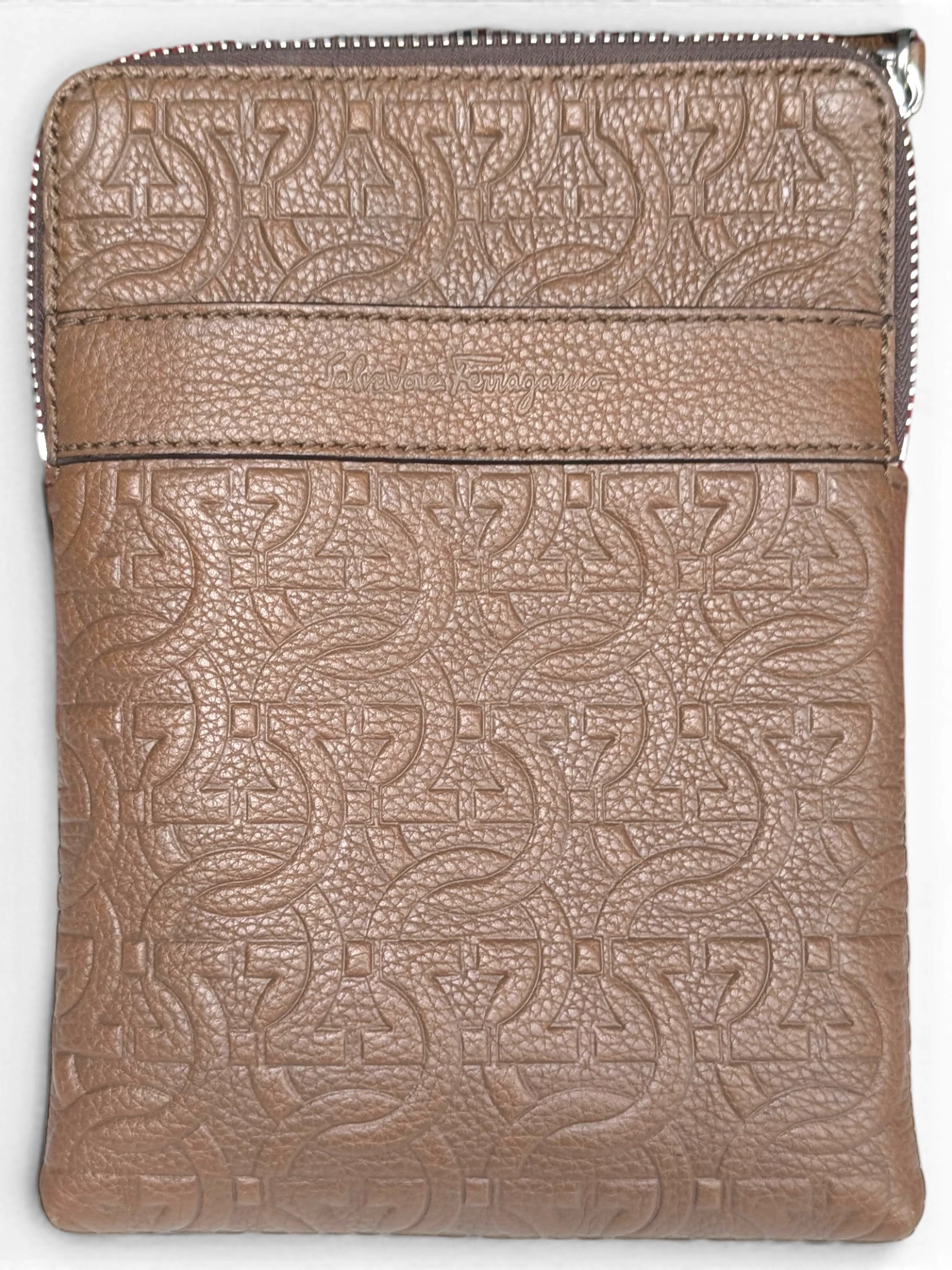 JAKE & IPI Salvatore Ferragamo brown leather messenger bag with embossed Gancini pattern and adjustable shoulder strap