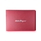 JAKE & IPI punainen Salvatore Ferragamo -lahjarasia valkoisella logotekstillä
