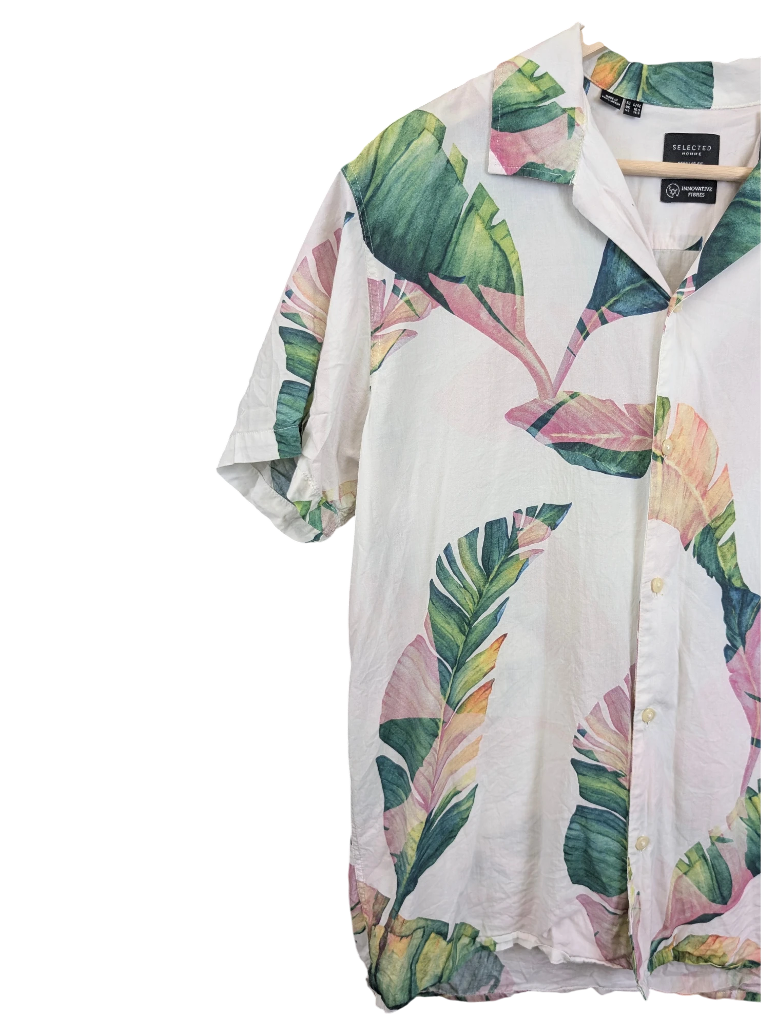 JAKE & IPI Selected Homme white short-sleeve Hawaiian shirt featuring a vibrant green and pink tropical leaf print