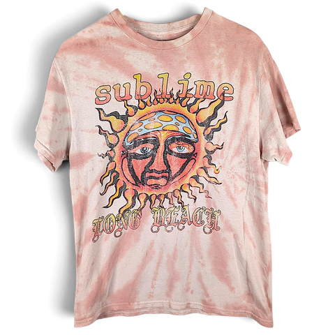 Jake & Ipi Sublime -yhtyeen vaaleanpunainen ja valkoinen aurinko-aiheinen tie-dye-t-paita lyhyillä hihoilla.