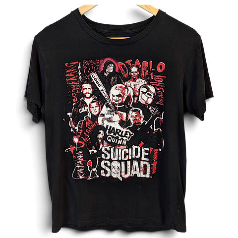 Musta lyhythihainen Suicide Squad -t-paita, jossa on punavalkoinen hahmografiikka ja pyöreä pääntie.