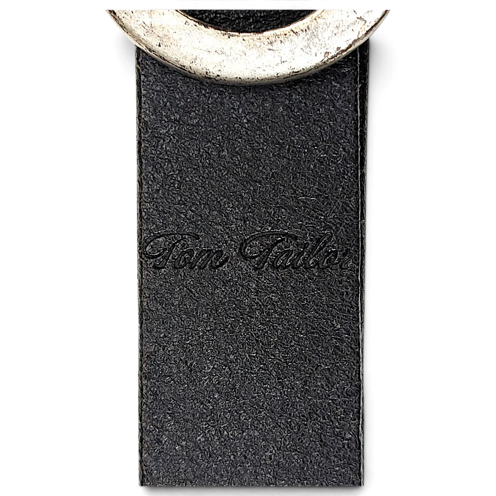 JAKE & IPI Tom Tailor musta nahkavyö, hopeanvärinen metallisolki ja kohokuvioitu logo