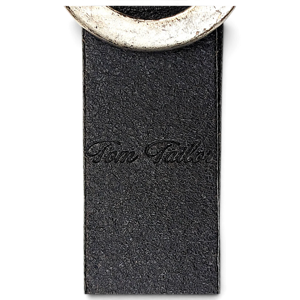JAKE & IPI Tom Tailor musta nahkavyö, hopeanvärinen metallisolki ja kohokuvioitu logo