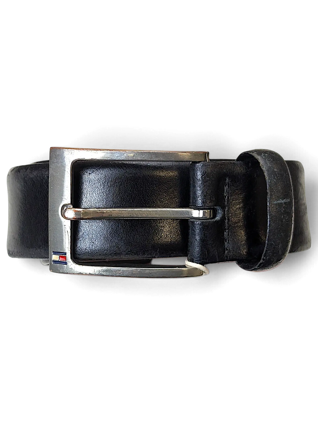 JAKE & IPI Tommy Hilfiger black leather belt featuring a silver metal buckle with a small logo detail