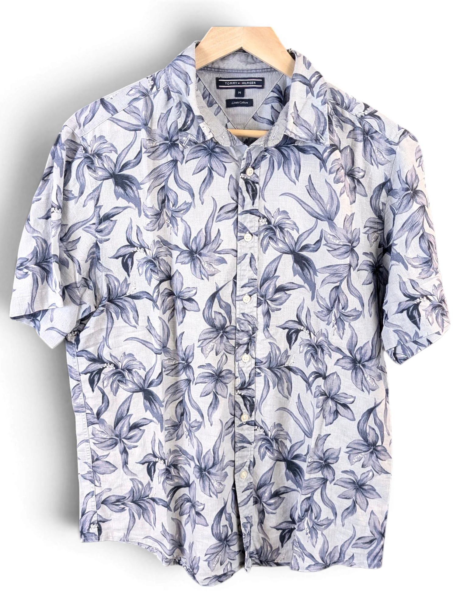 JAKE & IPI Tommy Hilfiger short-sleeve Hawaiian shirt in white with a blue floral print and button-down front.
