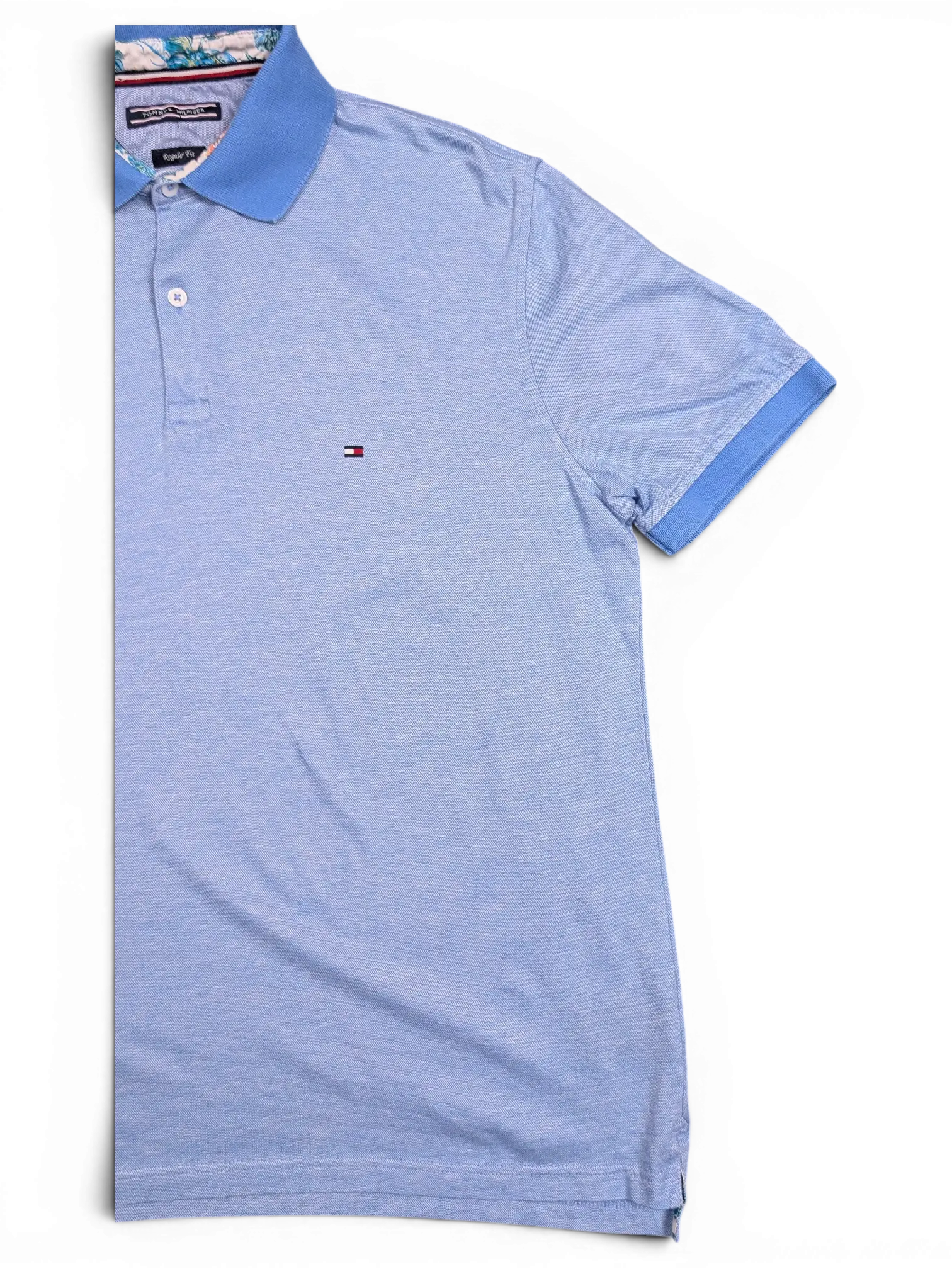 JAKE & IPI pre-owned light blue Tommy Hilfiger polo shirt featuring a classic collar and embroidered flag logo