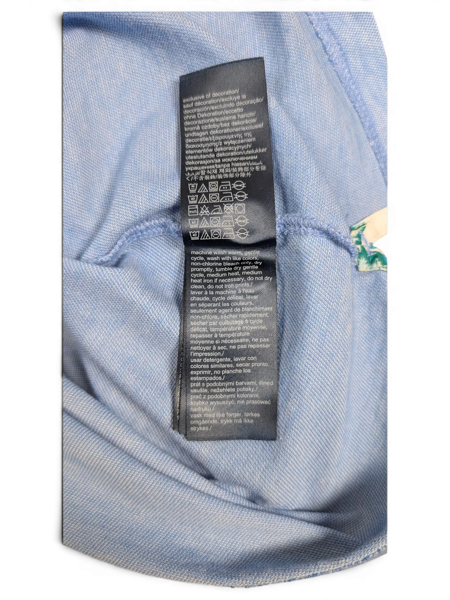 JAKE & IPI pre-owned Tommy Hilfiger light blue polo shirt care instruction label with multi-language text