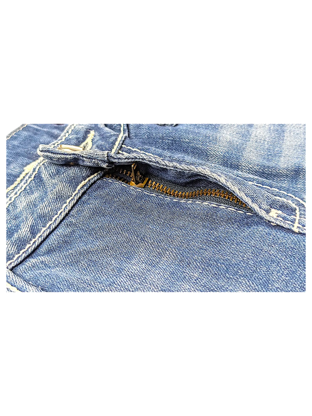 Close-up of JAKE & IPI Vigoss flare jeans featuring blue denim fabric with contrast stitching and a metal zipper pocket