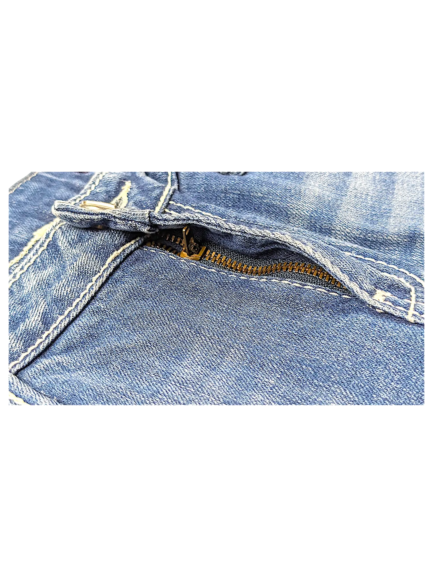 Close-up of JAKE & IPI Vigoss flare jeans featuring blue denim fabric with contrast stitching and a metal zipper pocket