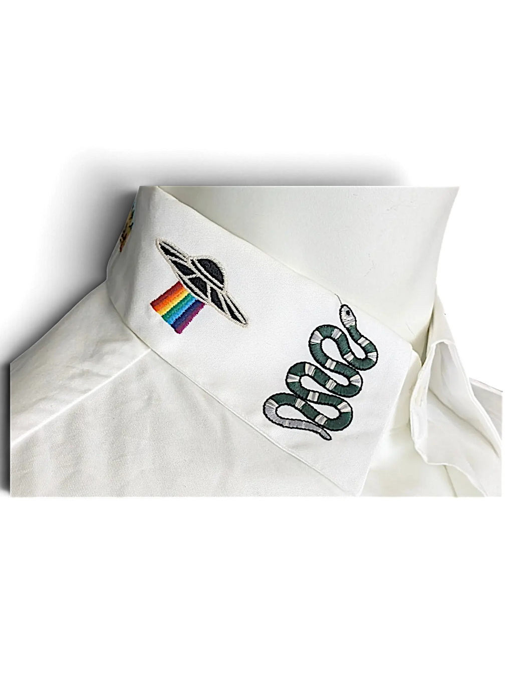 JAKE & IPI white cotton shirt collar featuring embroidered rainbow UFO and green snake motifs