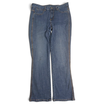 JAKE & IPI käytetyt Wrangler Aura keskisiniset bootcut-farkut, sivusaumojen yksityiskohdat ja levenevä lahje.
