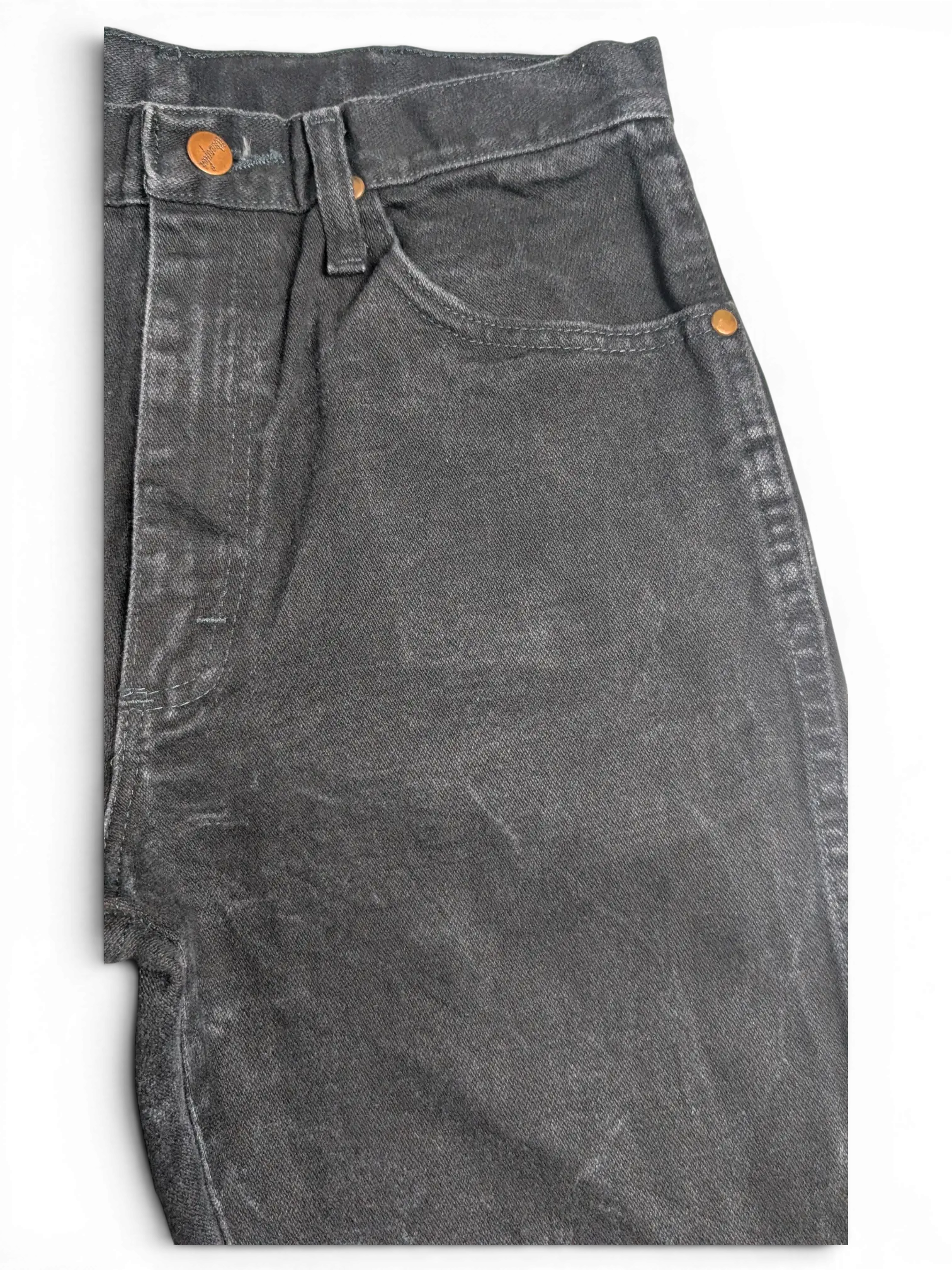 JAKE & IPI Wrangler A203 black denim jeans featuring a classic five-pocket design and copper-toned rivets.