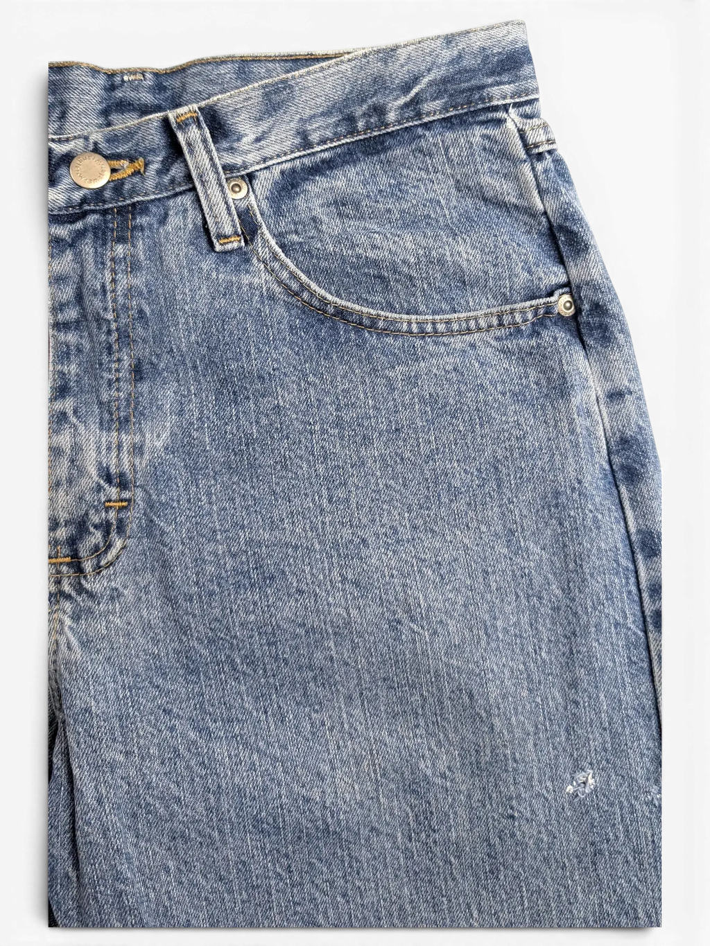 JAKE & IPI Wrangler blue denim jeans featuring a classic five-pocket design with metal rivets and button closure.