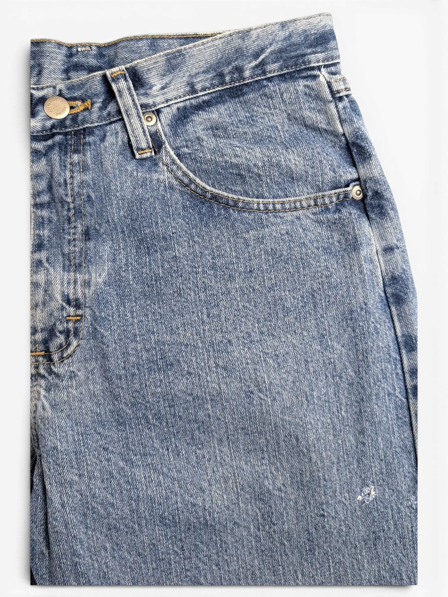 JAKE & IPI Wrangler blue denim jeans featuring a classic five-pocket design with metal rivets and button closure.
